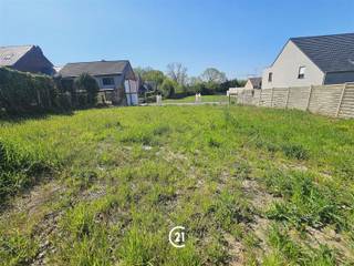 Building lot for semi-detached development located in toçplocation!Total area: ±3a15caPlot depth: 30m25-32m80Plot width: 9m70The plot is located in a residential area, close to the bustling center of Wambeek / Ternat where you can make beautiful walks by bike or on foot.Within cycling distance of the station of Ternat. In the immediate vicinity of bus stop, schools and merchants, 2km from the freeway exit and less than 15 km from Brussels. In short, the ideal location!For more info please contact us at info@c21.be - 02/513.13.13. We will gladly inform you further.
