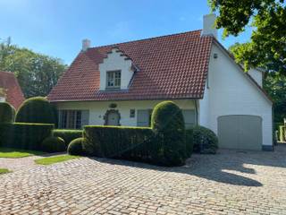 <span>PLAN UW BEZOEK VIA VOLGENDE LINK: https://listed.mijnhuurprofiel.be/whise/7561176<br /><br />Wilt u rustig wonen in één en al groen?</span><br /><span>Deze villa geniet van prachtige verzichten op weiland met paarden.</span><br /><br /><span>Deze woning biedt naast veel comfort, ook veel ruimte zowel binnen als buiten de woonst.</span><br /><span>Eerst komen we in de inkomhal terecht welke plaats maakt voor een gastentoilet.</span><br /><br /><span>Vervolgens wordt u warm ontvangen in de leefruimte, welke voorzien is van een gashaard.</span><br /><span>Aansluitend de eetkamer welke in verbinding staat met de volledige uitgeruste keuken.</span><br /><br /><span>De ruime woon- en eetkamer hebben meerdere opengaande deuren naar het zonnige terras. Heerlijk genieten in een prachtige aangelegde tuin.</span><br /><br /><span>De gelijkvloerse verdieping maakt ook nog plaats voor een bureel en een aparte TV kamer.</span><br /><br /><span>De slaapvertrekken bevinden zich op de eerste verdieping.</span><br /><br /><span>Zo vinden we eerst de masterbedroom met dressing en ensuite badkamer terug.</span><br /><span>Deze badkamer is ingericht met een dubbele wastafel, bad, douche en inloopdouche.</span><br /><br /><span>Verder vinden we nog 3 slaapkamers terug, welke een badkamer delen.</span><br /><span>Deze douchekamer is voorzien van een enkele wastafel en een douche.</span><br /><span>Ook hier vinden we opnieuw ontzettend veel ingemaakte kasten terug.</span><br /><span>De nachthal maakt tevens plaats voor een apart toilet.</span><br /><br /><span>Extra opbergruimte nodig?</span><br /><span>De zolder is ideaal te gebruiken als opbergruimte.</span><br /><span>Wanneer de inpandige garage u hier ook bij kan helpen, plek genoeg!</span><br /><br /><span>Een prachtige woning op een schitterende locatie.</span><br /><br /><span>Voor een bezoek contacteer LISTED vandaag: +32 3 283 51 51.</span>