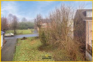 <strong>Immo Van Middelem verkoopt deze mooie bouwgrond op +/- 3a90ca, rustig gelegen maar IN HET CENTRUM VAN TERNAT met alle nodige winkels, grootwarenhuizen Okay en Delhaize, traiteur/beenhouwer, restaurants, scholen, cultureel centrum, openbaar kasteelpark 'Kruikenburg', zorg- sportfaciliteiten (o.a. zwembad), openbaar vervoer en -op minder dan 500m wandelafstand- het treinstation met rechtstreekse verbinding naar Brussel en Gent.</strong><br /><br />Deze bouwgrond is gelegen in een rustige straat (zijstraat van de Statiestraat) en is geschikt voor een half-open bebouwing.<br /><br />Hij biedt u een gevelbreedte van +/- 7,00m. De bouwdiepte bedraagt maximaal 11,00m. Het hoofdgebouw is te voorzien van een hellend (zadel)dak en moet het profiel van de woning op nr. 12 volgen.<br /><br />Het is mogelijk de bouw van een meergezins- of meergeneratiewoning aan te vragen bij de gemeente Ternat, zoals gerealiseerd in enkele woningen in de straat.<br /><br />Geen bouwverplichting.<br />Vrij bij akte.