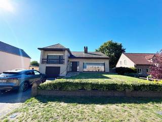 <p>Dit charmante woonpand in Langdorp biedt een uitstekende basis voor gezinnen of koppels die op zoek zijn naar een ruim en praktisch huis. Met een bewoonbare oppervlakte van 230m², gebouwd op een perceel van 997 vierkante meter, beschikt deze woning over drie comfortabele slaapkamers, een badkamer en één garage.<br />De woning kenmerkt zich door een doordachte indeling met meerdere leefruimten, zoals de veranda met zicht op de tuin. De keuken is praktisch ingedeeld met werkbladen en opbergruimte. Op de eerste verdieping bevinden zich drie slaapkamers, elk voorzien van ramen die voor natuurlijke ventilatie en licht zorgen. <br />De woning heeft een uitstekend buitenterrein met een grote tuin, wat veel mogelijkheden biedt voor ontspanning en recreatie. De inrit geeft toegang tot de garage en bijhorende bergingen.</p><p>Interesse? Contacteer ons voor een bezoek ter plaatse. </p>