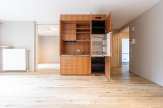 Assistentiewoning met privatief terras nabij het centrum van Brugge.Bent u op zoek naar een comfortabele assistentiewoning als investering of voor eigen gebruik? Dan is deze verzorgde assistentieflat in residentie Ter Walle, gelegen aan de Blankenbergse Steenweg 120 in Brugge, zeker het ontdekken waard.De residentie bevindt zich op een rustige locatie, vlakbij het historische stadscentrum van Brugge en biedt een aangename combinatie van comfort, veiligheid en levenskwaliteit. Deze instapklare assistentiewoning beschikt over een bewoonbare oppervlakte van 55 m² en omvat een inkomhal, een lichtrijke leefruimte met geïntegreerde keuken, een afzonderlijke slaapkamer en een badkamer en suite. Vanuit de woonkamer heeft u directe toegang tot het privatieve terras, waar u in alle rust kunt genieten van de buitenlucht. Bewoners genieten bovendien van diverse gemeenschappelijke voorzieningen, waaronder een gezellige zithoek en een prachtige tuin die toegankelijk is voor alle bewoners van de residentie. Dit zorgt voor een aangename woonomgeving met ruimte voor sociaal contact en ontspanning. Mogelijkheid aankoop garagebox à €30.000.Interessant investeringsvastgoed met lopende verhuur en aantrekkelijk rendement!📞 Contacteer Lorenzo voor een bezoek: 0492 08 08 08 – lorenzo@correctvastgoed.be👉 Online schattingstool: www.correctvastgoed.be/schatting