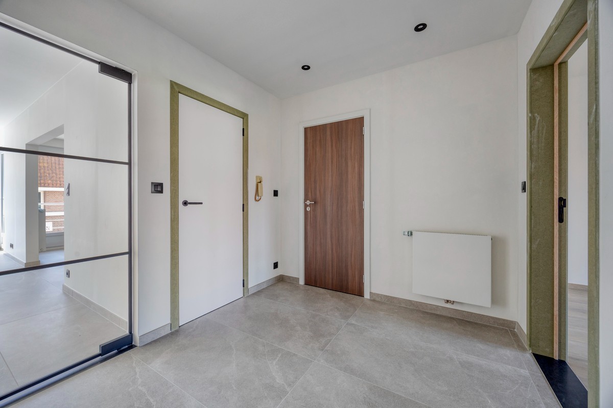 Luxueus, volledig gerenoveerd appartement met 3 slaapkamers, autostaanplaats en kelder - foto 3