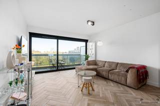 <p><span> </span></p><p><span>Met oog voor detail en hoogwaardige materialen werd dit volledig gerenoveerde appartement van ca. 90 m² in 2023 omgetoverd tot een stijlvolle en instapklare woonst. Gelegen op een toplocatie aan de Fruithoflaan geniet u hier van een perfecte combinatie tussen rust en het bruisende stadsleven van Antwerpen, met parken, scholen, winkels en openbaar vervoer op wandelafstand.</span></p><p><span>Bij het betreden van het appartement wordt u verwelkomd in een verzorgde inkomhal met praktische vestiaire. De onderhoudsvriendelijke keramische tegelvloer loopt naadloos door in het hele appartement en zorgt voor een moderne en uniforme uitstraling.</span></p><p><span>De lichtrijke leefruimte en keuken vormen het kloppend hart van de woonst. Dankzij de grote raampartijen baadt deze ruimte in natuurlijk licht en heeft u directe toegang tot het ruime terras de ideale plek om in alle rust te ontspannen.</span></p><p><span>Via de nachthal bereikt u twee volwaardige slaapkamers, een stijlvolle badkamer en een apart gastentoilet. De indeling is doordacht en biedt optimaal comfort, zowel voor eigen bewoning als investering.</span></p><p><span>Troeven:</span></p><ul><li><span>Volledig gerenoveerd in 2023 </span></li><li><span>Energiezuinig (EPC B) </span></li><li><span>Asbestveilig </span></li><li><span>Elektriciteit conform </span></li><li><span>Inbouwkasten in keuken en slaapkamer </span></li><li><span>Nieuwe hoogrendementsramen </span></li><li><span>Uitstekende ligging </span></li><li><span>Mogelijkheid tot huren van garagebox of staanplaats</span></li></ul>