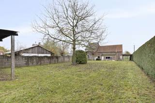 Op te frissen driegevelwoning met prachtig landelijk uitzicht en veel potentieel. Deze charmante driegevelwoning geniet van een agrarische...