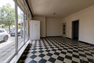 <p><span>Op een uitstekende en centrale ligging, vlakbij het station van Nijlen, vinden we dit multifunctionele winkelpand met een praktische indeling en verschillende mogelijkheden.</span></p><p><span>Het pand omvat momenteel een winkelruimte/woonkamer, gang, afzonderlijk toilet, keuken, badkamer en slaapkamer. Daarnaast zijn er kelderbergingen aanwezig.</span></p><p><span>Dankzij de ligging vlak bij het station en de goede bereikbaarheid is dit pand bijzonder interessant voor een zelfstandige die een commerciële activiteit wil uitoefenen en daarnaast over een beperkte woongelegenheid wil beschikken.</span></p><p><span>Een woonfunctie kan via een omgevingsvergunning worden aangevraagd, onder voorbehoud van het verkrijgen van de vereiste vergunning. Dit biedt mogelijkheden voor wie het pand op termijn als woon-/werkconcept wil benutten.</span></p><p><span>Het pand is volledig te renoveren en biedt hierdoor de mogelijkheid om de inrichting en afwerking naar eigen wensen aan te pakken.</span></p><p><span>Indeling: winkelruimte / woonkamer - keuken - slaapkamer - badkamer - afzonderlijk toilet - gang - 2 kelderbergingen</span></p><p><span>+ Zeer gunstige ligging vlak bij het station van Nijlen <br />+ Mogelijkheid om een woonfunctie aan te vragen via omgevingsvergunning<br />+ Interessant voor zelfstandige, ondernemer of investeerder<br />+ Kelderbergingen aanwezig<br />+ EPC label F, renovatieplicht<br />+ Bruikbare vloeropp. EPC: 82 m²<br />+ Elektrische installatie niet conform<br />+ Geen terras, tuin, parkeerplaats<br />+ Openbare parkeergelegenheid in omgeving</span></p><p><span>Een interessante opportuniteit voor wie op zoek is naar een centraal gelegen handelspand met potentieel voor een woon-/werkconcept, vlak bij het station van Nijlen.</span></p><p><span> </span></p><p><span>Stedenbouwkundige inlichtingen in aanvraag</span></p><p><span> </span></p><p><span>Info: Nicki, 0496 02 35 68, nf@janssenenjanssen.be</span></p>