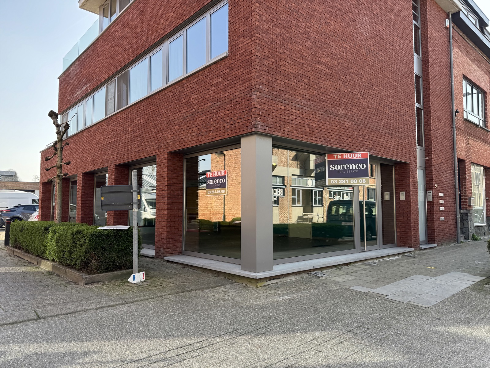 Mortsel | Lichtrijke kantoorruimte met 4 parkings - foto 2