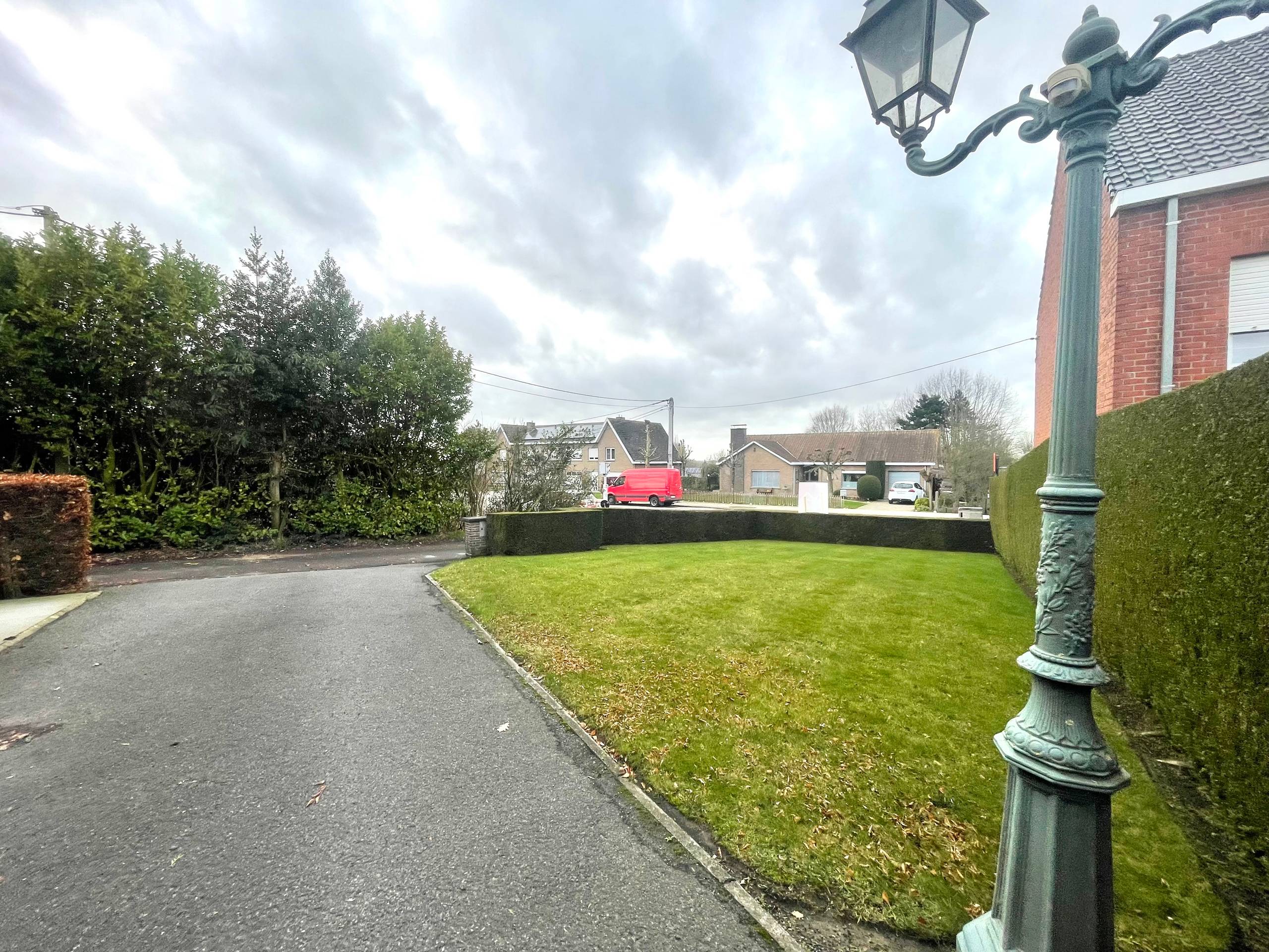 Ruime open bebouwing met 5 slaapkamers en  2 garages - foto 3