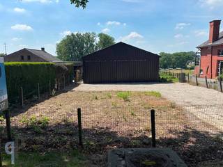 Op een centrale ligging (gewestweg N415 tussen Oosterzele (N42) en Brakel (N8), vinden we deze loods van 98m² (9,8m x 10m) en inrijhoogte van 2,8 meter, op een terrein (bouwgrond) van 630 m². Deze loods leent zich ideaal voor stockage en heeft ook nog veel buitenruimte. Deze loods is aansluitbaar via fluvius (momenteel beschikt men over elektriciteit). Vrij bij akte. Voor meer inlichtingen of een bezoek, contacteer Veronique 0483/676579