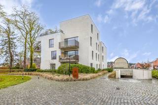 <p><strong>ENKEL BEZOEKEN MOGELIJK DOOR ONDERSTAANDE LINK VOLLEDIG EN CORRECT IN TE VULLEN: https://mijnhuurprofiel.be/property/88e3e234-b858-48e3-96a4-e5381f71b017/login<br /><br />TE HUUR: Recent &amp; energiezuinig appartement (EPC A) met 2 slaapkamers in het unieke Park Hooghuys</strong></p>
<p><strong>Ligging</strong><br />In Park <em>Hooghuys</em> woon je in een uitzonderlijk groene en rustige omgeving, midden in de historische parktuin van het Hooghuys met kasteel en vijver. Op wandelafstand vind je zowel het centrum van Herenthout als de Merodese Bossen. Steek je de straat over, dan sta je meteen tussen de velden. Daarnaast geniet je van een uitstekende bereikbaarheid richting de omliggende gemeenten en de E313.</p>
<p><strong>Beschrijving<br /><br /></strong><br />Dit recent appartement van 82 m² biedt een aangename en praktische indeling. Vanuit de inkomhal bereik je alle ruimtes. De twee slaapkamers zijn optimaal ingedeeld en genieten van een rustige ligging.</p>
<p>De moderne badkamer is uitgerust met een inloopdouche en een dubbele wastafel met meubel. Verder is er een aparte berging met aansluitingen voor wasmachine en droogkast en een afzonderlijk toilet.</p>
<p>Achteraan bevindt zich de lichtrijke leefruimte met open, volledig uitgeruste keuken (koelkast, combi-oven, inductiekookplaat, dampkap en vaatwasser). Dankzij het grote schuifraam geniet je van directe toegang tot het zuidgericht terras met zicht op het groene domein.</p>
<p><strong>Extra troeven </strong></p>
<ul>
<li>
<p>EPC A – energiezuinig wonen</p>
</li>
<li>
<p>Zuidgericht terras</p>
</li>
<li>
<p>Privatieve berging in de ondergrondse garage inbegrepen</p>
</li>
<li>
<p>Optionele autostaanplaats in de garage: €50/maand</p>
</li>
<li>
<p>Maandelijkse kosten: €95</p>
</li>
<li>
<p>Gelegen in een uniek, groen en historisch domein</p>
</li>
</ul>