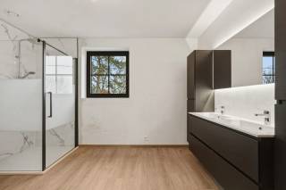 Deze nieuwbouw is gelegen in Zoutleeuw en is een prachtige halfopen bebouwing. De woning is gebouwd in 2025 en heeft een bewoonbare oppervlakte van circa 135 m². Deze lichtrijke woning beschikt over een zeer praktische indeling. Op de gelijkvloers vinden we een inkomhal, een apart toilet, een ruime leefruimte met een open keuken en een praktische berging naast de keuken. In deze berging kan tevens ook het wasmachine en de droogkast aangesloten worden. Op de eerste verdieping vinden we 3 volwaardige slaapkamers terug alsook een praktische badkamer. Er is dus zeker en vast voldoende ruimte voor een gezin. Ook de tuin biedt leuke mogelijkheden, zo vinden we er een praktisch terras terug alsook een leuke tuin. Ideaal om te genieten in je eigen thuis! Grondwaarde: € 90.000 + RR 12 % en de constructiewaarde € 284.000 + 21 %.<br /><br />