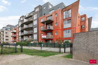 Ruim Instapklaar appartement met 2slpk.

Bent u op zoek naar een moderne, comfortabele, woonplek in een uitermate verzorgde residentie? Dit ruim appartement combineert praktische indeling met aangenaam wooncomfort.
Bij het binnenkomen betreden we de ruime inkomhal, die toegang geeft tot een lichtrijke leefruimte met open keuken, uitgerust met alle nodige toestellen en berging. Verder zijn er twee slaapkamers, een badkamer met douche en een apart toilet aanwezig.

Het terras vormt een absolute meerwaarde: een fijne plek om buiten te ontspannen of gezellig te genieten van de zon.

Extra praktisch de autostaanplaats en de lift die het gebouw bijzonder toegankelijk maken.

Met een EPC-label B (108 kWh) kiest u voor een energiezuinig appartement die garant staat voor lagere energiekosten.
De garagestaanplaats is verplicht bij aan te kopen voor €20.000.

Dit appartement biedt een combinatie van ruimte, licht en duurzaamheid, gelegen in een rustige en verzorgde buurt met alle voorzieningen op wandelafstand.

*oppervlakte zijn indicatief


