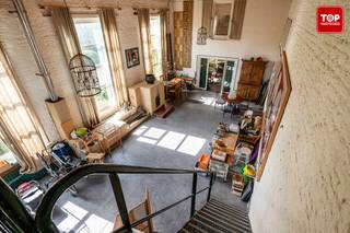 <span>Oude orangerie met een ruim atelier en veelzijdige werkruimte.<br /><br />Dit karaktervolle pand op een ruim perceel van 1.365 m² biedt een uitzonderlijke opportuniteit voor wie op zoek is naar ruimte, potentieel en een strategische ligging. Gelegen in een vlot bereikbare omgeving met een uitstekende verbinding naar Gent en Evergem, en op slechts vijf minuten van de R4, combineert deze eigendom bereikbaarheid met rust. Het centrum van Gent bereikt u bovendien in slechts twintig minuten met de fiets, terwijl openbaar vervoer zich op wandelafstand bevindt.</span><br /><br /><span>Met een bewoonbare oppervlakte van maar liefst 278 m² beschikt de woning over drie volwaardige slaapkamers, drie badkamers en een ruime polyvalente atelier/werkplaats. Dit maakt het pand uitermate geschikt voor zelfstandigen, vrije beroepen of hobbyisten die wonen en werken willen combineren.</span><br /><span>De woning is origineel van begin jaren 1900 met de charme en de robuustheid van toen.</span><br /><br /><span>De ruime, prachtig aangelegde tuin is een absolute troef en biedt volledige privacy. Hier geniet u in alle rust van het buitenleven, met een uniek uitzicht op de Gentse jachthaven.</span><br /><br /><span>Deze eigendom biedt tal van mogelijkheden:</span><br /><br /><span>Een totaalrenovatie naar eigen smaak en normen</span><br /><span>De realisatie van een nieuw project.</span><br /><span>Eventuele verkaveling in meerdere percelen (onder voorbehoud van het bekomen van de nodige vergunningen)</span><br /><span>Tal van woon-werk/handel combinaties mogelijk volgens het RUP!</span><br /><br /><span>De woning is beschikbaar bij akte.</span><br /><br /><span>Interesse? Contacteer Top Vastgoed voor een bezoek via 0475 700 700.</span>