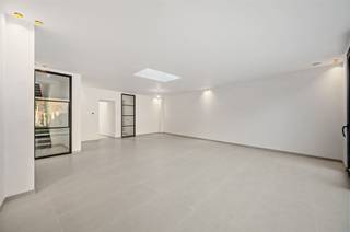 <p><span>Deze brede woning met epc B (117 kWh/m²/jaar) ligt op wandelafstand van een school en de schilderachtige Scheldeboorden. De zwarte alu en pvc-ramen contrasteren mooi met de witte sierpleister en de arduinen plint. Ook het interieur verrast, dankzij grote rechthoekige tegels, opdekdeuren, hoge plafonds, 3 stalen deuren met glas, speciale plafondspots, videofoon, etc. De vernieuwde woning omvat een warmtepomp (Viessmann Vitocal 111), ventilatiesysteem D, 18cm dakisolatie (schuin dak) en 10cm gevelisolatie. In de grote leefruimte zorgt een veluxkoepel met driedubbel glas voor extra licht. Het brede schuifraam kijkt uit op een omheinde tuin (groen uitzicht) en een betegeld terras. In de luxekeuken met wit composietwerkblad en eiland, zijn zwarte en witte kastdelen verwerkt. Ons oog valt op een designdampkap, gasvuur, koelkast, oven, vaatwasser en microgolfoven. Qua bergruimte hebt u vanuit de keuken toegang tot de kelder en een extra berging onder de zwarte metalen designtrap met houten treden. Aanpalend aan de garage is een wasplaats voorzien. De grote badkamer (1e verdieping) bedient de zeer grote master bedroom (parket) met hoog plafond en een tweede kamer van meer dan 6 meter lengte. Er is plaats voor: hangtoilet, zwarte sierradiator, dubbel meubel en inloopdouche. Op de 2e verdieping, waar ook een technische berging aanwezig is, geniet de grote kamer van een eigen en suite badkamer met lavabomeubel, hangtoilet, sierradiator en inloopdouche met glazen wand.</span></p>