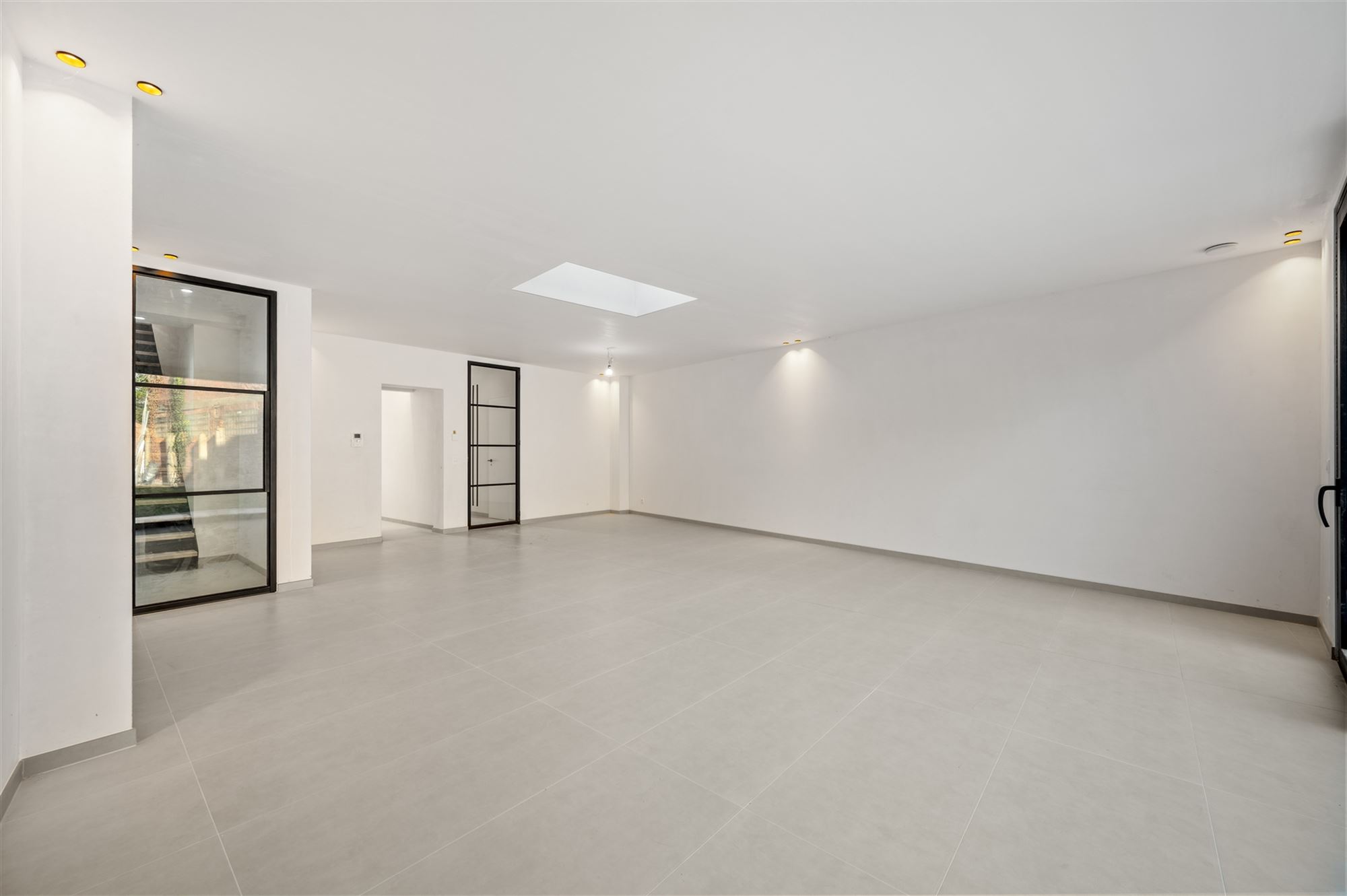 Vernieuwde woning met 3 kamers, garage en tuin - foto 3