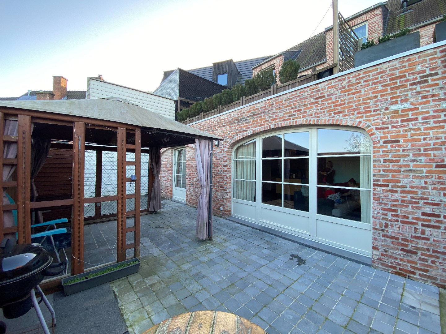 Centraal gelegen gelijkvloers appartement met 2 slaapkamers, groot terras en garage! - foto 2