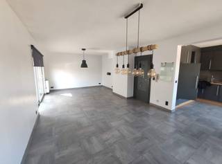 Ruim, lichtrijk en praktisch ingedeeld appartement met garage in een rustige doodlopende straat<br /><br />Dit comfortabele appartement bevindt zich op de eerste verdieping van een kleinschalig gebouw met slechts drie verdiepingen. Er is geen lift aanwezig, wat resulteert in lagere gemeenschappelijke kosten. Bovendien hoeft u slechts één verdieping via de ruime trappenhal te nemen.<br /><br />De indeling van het appartement is bijzonder praktisch. De volledig uitgeruste keuken en de gezellige leefruimte vormen samen een ruime L-vormige woonomgeving met toegang tot een balkon. Dankzij de zuidelijke oriëntatie geniet deze leefruimte van een overvloed aan natuurlijk licht, van 's morgens vroeg tot laat in de namiddag, wat zorgt voor een aangenaam en ruimtelijk gevoel.<br /><br />Via de inkomhal met ingebouwde kasten bereikt u de achterzijde van het appartement. Hier bevinden zich twee slaapkamers: een ruime slaapkamer en een kleinere kamer met toegang tot een tweede balkon. Verder beschikt het appartement over een apart toilet en een badkamer met douche.<br /><br />Extra troeven:<br />- Privatieve kelderberging<br />- Autostaanplaats inbegrepen<br />- Rustige ligging in een doodlopende straat<br />- Ideaal voor koppels, kleine gezinnen of als investering<br /><br />Een comfortabel, lichtrijk en goed onderhouden appartement met veel potentieel op een rustige locatie.<br /><br />Absoluut een bezoek waard! (Bezoekdag op zaterdagen)
