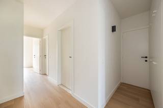 <h2>🏡 <strong>Gezellig appartement in Schoten</strong></h2>
<p><span>Bent u op zoek naar een <strong>2‑slpk appartement</strong> met <strong>terras</strong> en <strong>garage</strong>? Dit appartement op de eerste verdieping biedt een comfortabele indeling, veel lichtinval en terras.</span></p>
<div></div>
<h2>🏠 <strong>Indeling</strong></h2>
<ul>
<li>
<p><span><strong>Eigen inkomhal</strong></span></p>
</li>
<li>
<p><span><strong>Ruime leefruimte met toegang tot terras</strong></span></p>
</li>
<li>
<p><span><strong>Geïnstalleerde keuken</strong> voorzien van vaatwasser, oven, ijskast en gasvuur</span></p>
</li>
<li>
<p><span><strong>2 slaapkamers</strong>, waarvan één met toegang tot het <strong>terras</strong></span></p>
</li>
<li>
<p><span><strong>Badkamer</strong> met inloopdouche, dubbele lavabo</span></p>
</li>
<li><span>Apart <strong>toilet</strong></span></li>
</ul>
<div></div>
<h2>ℹ️ <strong>Extra informatie</strong></h2>
<ul>
<li>
<p>Alle <strong>nutsvoorzieningen </strong>zijn <strong>individueel</strong></p>
</li>
<li>
<p><span>EPC <strong>label A – 75 kWh/(m²·jaar)</strong></span></p>
</li>
<li>
<p><span><strong>Elektriciteit conform</strong></span></p>
</li>
<li>
<p><span><strong>Gerenoveerd in 2026<br /></strong></span></p>
</li>
<li><span><strong>Garage inbegrepen</strong></span></li>
</ul>
<h2>Interesse?</h2>
<p><span>📞 +32 3 568 03 03 ✉️ info@vastgoed03.be 👉 Vastgoed 03 – plan vandaag nog uw bezoek!</span></p>
