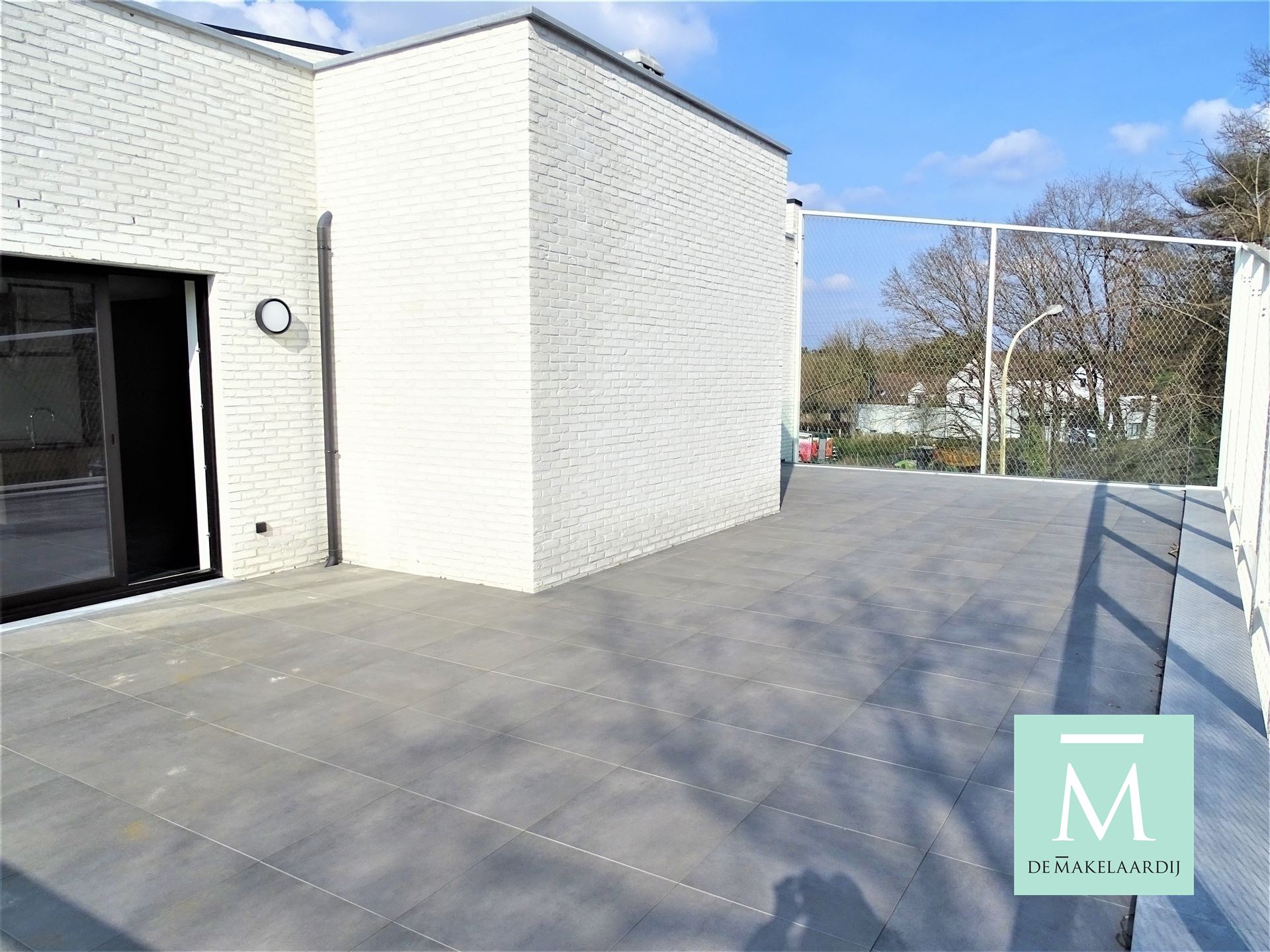 Aangenaam appartement, 2 slaapkamers, ruim terras (75m²), kelder en autostaanplaats - foto 4
