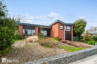 Rustig gelegen in de nabijheid van het centrum, bevindt zich deze mooie, alleenstaande woning op een groot perceel. De woning straalt de...