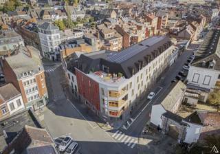 <p><span>Découvrez Agora Campus, une résidence étudiante neuve située au cœur de Mons, à deux pas de la gare et des campus universitaires. Ce kot étudiant au rez-de-chaussée vous offre une opportunité d’investissement sécurisé et sans gestion : un bail de 25 ans signé avec l’Université de Mons.</span></p>
<p><span>Vous bénéficiez d’un loyer garanti indexé chaque année, sans vacance locative et sans taxe (exempté de précompte, seconde résidence, …). L’Université prend en charge la gestion : vous profitez d’un rendement net et stable.</span></p>
<p><span>L’immeuble se distingue par sa durabilité et ses aménagements modernes. Livraison prévue à l’été 2026. Un investissement patrimonial sûr et simple, idéal pour diversifier votre portefeuille immobilier.</span></p>