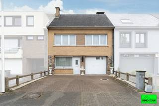 <p>+++ Dennenlaan 8, Liedekerke +++</p>
<p>Bent u op zoek naar een <strong>ruime gezinswoning</strong> die u volledig naar eigen smaak kunt opfrissen? Dan is deze <strong>2-gevelwoning</strong>, gelegen in een <strong>rustige woonwijk</strong>, zeker een bezoek waard. Voor de woning bevinden zich twee private parkeerplaatsen en daarnaast beschikt de woning over een inpandige garage met automatische poort. Bij het binnenkomen komt u meteen terecht in de leefruimte met zithoek en eetkamer. Aansluitend bevindt zich een ruime volledig geïnstalleerde aparte leefkeuken. Zowel de woonkamer als de keuken geven uit op de veranda, die zorgt voor extra leefruimte en een aangename verbinding met de tuin. Vanuit de veranda heeft u toegang tot de <strong>afgesloten tuin,</strong> waar tevens een praktisch tuinhuis aanwezig is. Op de eerste verdieping bevinden zich <strong>vier slaapkamers</strong>, waarvan één slaapkamer beschikt over een eigen douche. Verder is er een <strong>badkamer </strong>aanwezig, uitgerust met een ligbad en een toilet. Op deze verdieping vindt u eveneens een handige berging. Een extra troef van deze woning is de zolderverdieping die eventueel verder kan worden ingericht tot een extra slaapkamer. <br />De woning geniet bovendien van een <strong>gunstige ligging</strong>. Ze bevindt zich op wandelafstand van <span><span>Liedekerkebos</span></span> en in de nabijheid van winkels, scholen, openbaar vervoer en belangrijke verbindingswegen, wat zorgt voor een vlotte bereikbaarheid en optimaal wooncomfort.<br />Voor meer informatie of een bezoek ter plaatse kunt u contact opnemen via <strong>0478/05.90.69</strong> of via <strong>info@immoteam.be</strong>.</p>