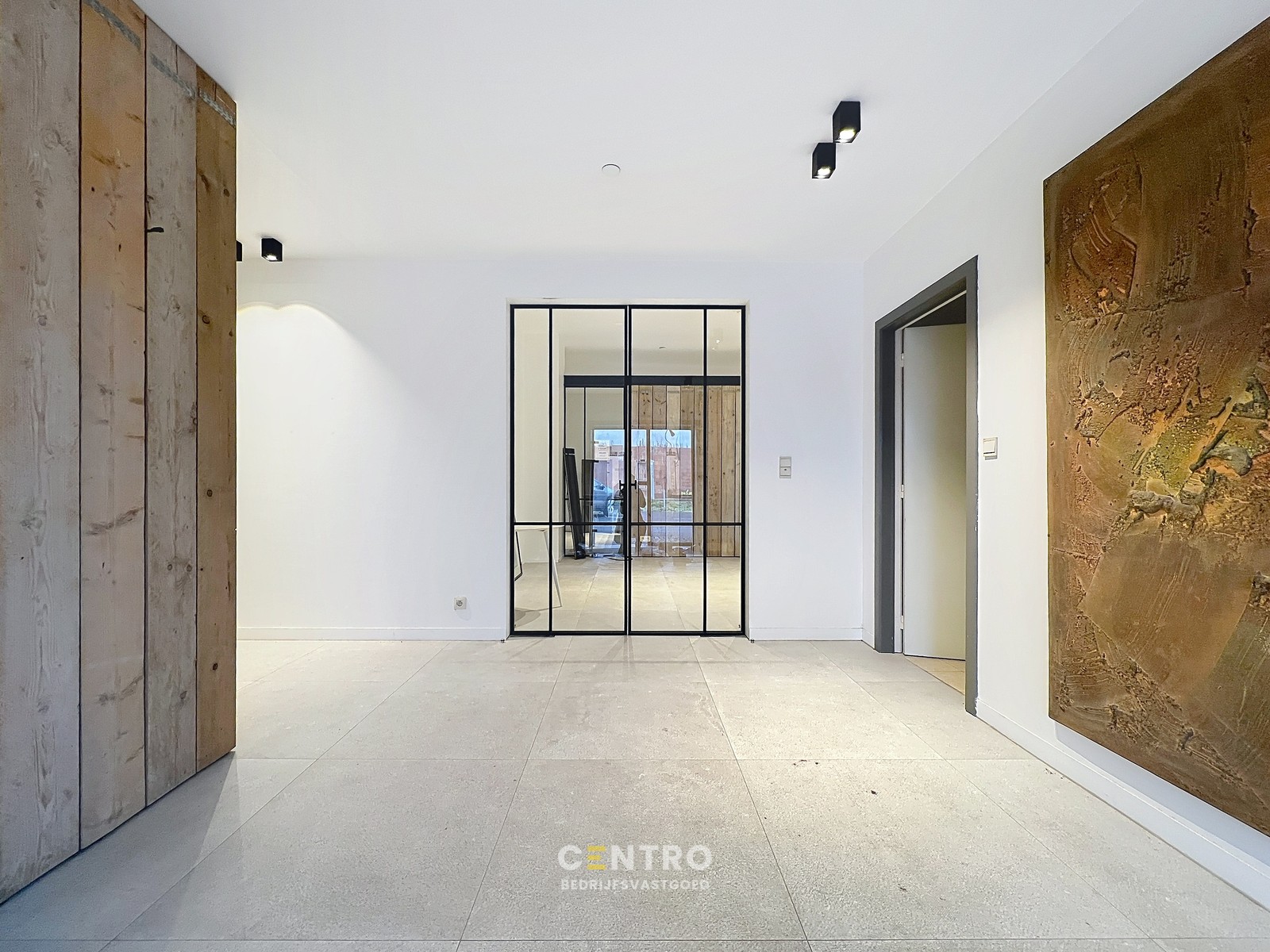 TOONZAAL van 1.000m² met optioneel MAGAZIJN en private PARKING vlak bij de RING van Poperinge ! - foto 4