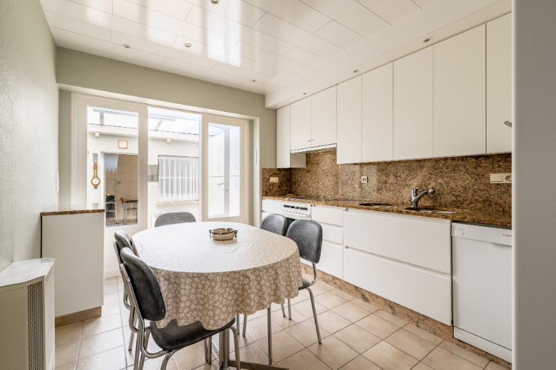 Ruime woning met tuin, 2 garages en 4 slaapkamers. - foto 5