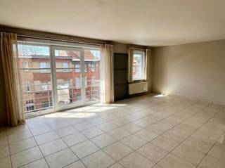 UN APPARTEMENT AU 2ÈME ÉTAGE AVEC 2 CHAMBRES, HALL D'ENTRÉE, TOILETTES SÉPARÉES, SÉJOUR AVEC CUISINE ÉQUIPÉE OUVERTE, DÉBARRAS, SALLE DE BAINS.GARAGE...