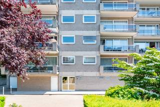 In een groene en rustige zijstraat van de Fruithoflaan in Berchem bevindt zich dit ruim en energiezuinig appartement met een bewoonbare oppervlakte van 142 m² (EPC 154 – label B). Het appartement omvat een ruime inkomhal, twee volwaardige slaapkamers, een badkamer met bad en douche, een apart toilet, een gesloten keuken met bijkeuken en een lichtrijke leefruimte. Twee aangename terrassen zorgen voor extra buitenruimte.<br /><br />In de ondergrondse verdieping is er een garagebox die verplicht dient bijgehuurd te worden aan € 100/maand.<br /><br />De huurprijs bedraagt € 1.200 per maand, met bijkomend € 183 vaste kosten (inclusief waterverbruik en syndickosten). Gas en elektriciteit worden individueel afgerekend.<br /><br />Gelegen nabij winkels, parken, sportfaciliteiten, scholen, station Berchem, de ring en openbaar vervoer.