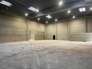 <p>Meerdere magazijnunits te huur gelegen aan de Leuvensesteenweg 124 in Boortmeerbeek, ideaal gelegen tussen Brussel, Mechelen en Leuven.</p>
<p>De site geniet van een uitstekende bereikbaarheid dankzij de nabijheid van belangrijke verbindingswegen naar de E19 en E314, met vlotte verbindingen richting Brussel, Antwerpen en Leuven. Deze centrale ligging maakt het pand bijzonder geschikt voor logistiek, opslag en distributieactiviteiten.</p>
<p>De omgeving bestaat uit een dynamische mix van industriële bedrijven, KMO’s en commerciële zones, wat zorgt voor een professionele en levendige werkomgeving. Ook het openbaar vervoer is goed vertegenwoordigd, met bushaltes in de nabijheid en een gemakkelijk bereikbare treinstation.</p>
<p>De beschikbare units maken deel uit van een functioneel en flexibel geheel, geschikt voor diverse professionele activiteiten, met een goede toegankelijkheid voor bestelwagens en vrachtverkeer.</p>