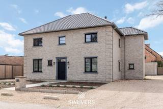 Voor meer info en foto’s, surf naar www.swevers.be – In een rustige woonomgeving in Leopoldsburg bevindt zich deze indrukwekkende open bebouwing uit 2020. Deze instapklare BEN-villa combineert hedendaagse architectuur met ruimte, comfort en een hoogwaardige afwerking. Met een bewoonbare oppervlakte van 298 m² en een perceel van 8a 26ca biedt deze woning een aangename woonbeleving met veel natuurlijk licht dankzij de grote raampartijen. Via de inkomhal betreedt u het gelijkvloers met gastentoilet en een praktische bureauruimte, ideaal voor thuiswerk. De ruime leefruimte van circa 50 m² vormt het hart van de woning en biedt plaats voor een gezellige zithoek en eetruimte. Aansluitend bevindt zich de moderne keuken van ongeveer 24 m² met kookeiland, perfect voor wie graag kookt en gasten ontvangt. Verder zijn er op dit niveau een berging en extra bergruimte aanwezig. De eerste verdieping is ingericht als slaapverdieping met vier ruime slaapkamers van ongeveer 18 m², 20 m², 22 m² en 22,5 m². Daarnaast zijn er twee badkamers en een aparte dressing voorzien, wat extra comfort biedt voor een gezin. Op de tweede verdieping bevindt zich een vijfde slaapkamer van circa 22,5 m², ideaal als logeerkamer, hobbyruimte of bureau, samen met een praktische wasruimte. Rondom de woning ligt een aangename tuin waar u in alle rust kan genieten van het buitenleven. De open bebouwing zorgt voor een ruimtelijk gevoel en extra privacy. Verder beschikt de woning over een garage. Ook de ligging is bijzonder gunstig: scholen op 120 meter, openbaar vervoer op 160 meter en winkels, restaurants en ontspanning op ongeveer 200 meter. De snelwegen zijn bereikbaar op 7,5 km. Voor meer informatie, bel 011 255 155. Bron bewoonbare oppervlakte: EPC – verslag.