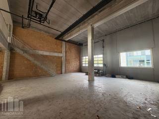 Stijlvolle <strong>nieuwbouwontwikkeling </strong>te koop, bestaande uit een opslagruimte gecombineerd met kantoorruimte met een totale oppervlakte van 303 m². Deze unieke ontwikkeling is gelegen vlakbij het UZ Gent en op slechts 1 min van het knooppunt<strong> E17-E40</strong>. Daarnaast zorgt een nabijgelegen bushalte voor uitstekende verbindingen met het openbaar vervoer richting centrum Gent.<br /><br />De opslagruimte van 207 m² is voorzien met een automatische sectionale poort, een polybetonvloer en een vrije hoogte van 3,4 tot 6,3 meter. De lichtrijke kantoren van 96 m² bevinden zich op het verdiep en kijken uit op een<strong> sfeervolle groenzone</strong>. Deze <strong>multifunctionele ruimtes</strong> zijn ideaal voor kantoorfunctie gecombineerd met opslag. Tevens is er de mogelijkheid om een <strong>parkeerplaats </strong>aan te kopen.<br /><br />Interesse? Neem vandaag nog contact met ons op voor meer informatie of een vrijblijvend plaatsbezoek. Bel <strong>PANORAMA B2B GENT KANTOREN</strong> op <strong>0477 44 39 30</strong>.