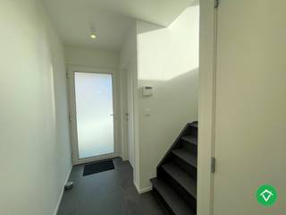 Deze ruime woning is gelegen in het Beekkwartier, dit kortbij de Noordlaan en het centrum van Roeselare. <br /><br />De woning zelf is kwaliteitsvol en met oog op detail gerenoveerd: gunstig EPC, slimme technologieën, elektrische rolluiken en veel meer. <br /><br />Indeling: Inkomhal - apart toilet - droge kelder - living met veel lichtinval - open keuken - garage met wasberging en diepe tuin met tuinberging. <br />De eerste verdieping: nachthal - apart toilet - slaapkamer aan voorzijde - badkamer met badkamermeubel en instapdouche - slaapkamer 2 met dressing/bureauruimte. <br /><br />Beschikbaar vanaf 1/08/2026. Maximum voor 4 personen voor bewoning als domiciliëring. <br /><br />Voor bezoeken in te plannen vragen wij u om het contactformulier aan te vullen. Bedankt hiervoor.