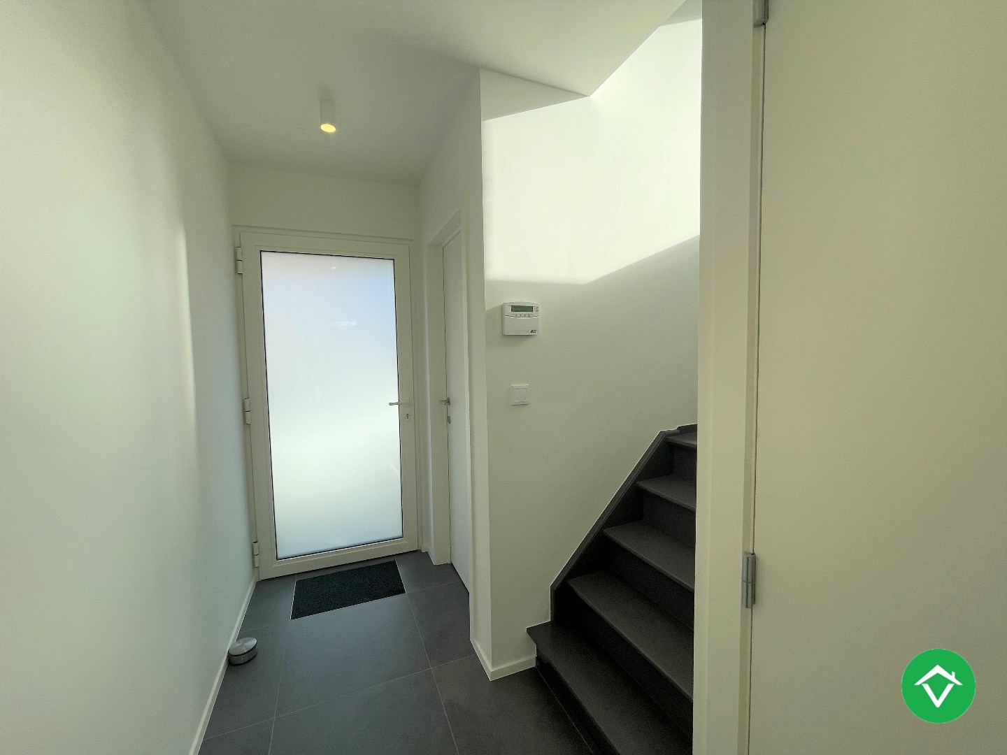 Ruime, gerenoveerde woning met twee slaapkamers te Roeselare - foto 2