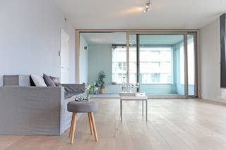 Dit stijlvolle appartement van 105 m² + 15 m² terras biedt een unieke woonervaring aan het water, midden in de bruisende sfeer van de...