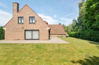 <p>Kwaliteitsvilla met aanpalend atelier/garage – Moeskroen<br /><br />Gelegen in een rustige en groene residentiële wijk, (nabij Frankrijk en Vlaanderen), biedt deze perfect onderhouden degelijke villa een mooie combinatie van comfortabel wonen en professioneel potentieel.<br /><br />Lichtrijke leefruimte, ingerichte keuken, wasruimte en rechtstreekse toegang tot een aanpalend atelier/garage van meer dan 110 m², ideaal voor zelfstandigen, ambachtslieden of een professionele activiteit aan huis.<br />Op de verdieping: 3 slaapkamers, bureau (mogelijkheid tot 4e slaapkamer), volledige badkamer, apart toilet en een ruime polyvalente ruimte van 54 m².<br />Grote zolder van ± 100 m² met bijkomend potentieel.<br /><br />Ruime tuin en terras in een gegeerde residentiële omgeving.<br /><br />TROEVEN: Conforme elektriciteit, centrale verwarming, houten ramen met dubbele beglazing, regenwaterput van 10.000 L.<br /><br />Zeldzaam pand in Moeskroen. Kwaliteit, ruimte en strategische ligging.<br /><br />Voor alle informatie of een bezoek, contacteer Sébastien:<br />sebastien@immobeguin.be<br />of bel 0496 12 04 46</p>