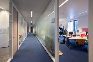 Het gebouw is gesitueerd in het hart van het Europese wijk. Zeer dicht bij het het Europees comité en het Europees parlement. Gemakkelijk...