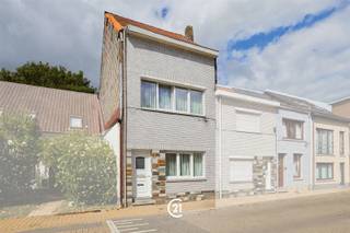 Dit pand neemt deel aan de CENTURY 21 Discovery Days op 10 oktober. Meer informatie via het kantoor. Welkom in deze aangename, en zeer rustig gelegen, gezinswoning in Grimbergen!Met een bewoonbare oppervlakte van 176 m², beschikt deze woning over maar liefst vier ruime slaapkamers, perfect voor een groot gezin of voor wie nood heeft aan een bureau zonder het wooncomfort in gedrang te brengen. De aangename leefruimte is de ideale plek om tot rust te komen na een lange werkdag, of om familie en vrienden uit te nodigen. De moderne, volledig uitgeruste keuken, is op zijn beurt perfect om uw lievelingsgerechten klaar te maken. De badkamer is uitgerust met een grote inloopdouche en dubbele wastafel met spiegelkasten. De woning beschikt over een aangenaam terras aan de achterzijde, omgeven door mooie rode bakstenen en voorzien van een afdak. De ideale plek voor barbecues en familiefeestjes.Maak van deze woning uw thuis. Aarzel niet en neem vandaag nog contact op.