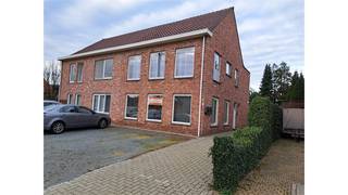 <p></p><p>Een rustig gelegen gelijkvloers appartement bestaande uit een woonkamer, keuken, 2 slaapkamers, badkamer, bergplaats, afzonderlijk toilet, terras, garage.</p><p></p>