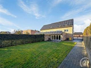 <p>Volledig gerenoveerde woning gelegen in een rustige, landelijke omgeving te Heist-op-den-Berg, op een perceel van 527 m². Met een bewoonbare oppervlakte van ca. 209 m² biedt deze woning ruimte, comfort én energiezuinig wonen (EPC A).</p><p>De woning beschikt over een open en lichtrijke leefruimte met eetplaats en volledig uitgeruste keuken. De living kijkt uit over de zuidgerichte tuin met tuinpaviljoen, momenteel ingericht als ontspannings- en loungeruimte. Aansluitend is er ook een bureauruimte/slaapkamer, berging en apart toilet. Verder zijn er vier ruime slaapkamers, waarvan twee op de afgewerkte zolderverdieping, een badkamer met inloopdouche en ligbad &amp; een toilet. Op zowel de 1ste als de 2de verdieping is er een overloop dat kan dienen als bureau of extra hobbyruimte.</p><p>Dankzij zonnepanelen en een warmtepomp is de woning uitermate energiezuinig. Er zijn ook nog groencertificaten tot 2034!!</p><p>De ligging combineert rust met een vlotte bereikbaarheid naar het centrum van Heist-op-den-Berg, scholen, winkels en belangrijke verbindingswegen richting Lier, Aarschot en Mechelen.</p><p>EPC: 44 kWh/m² UC: 20260112-0003756016-RES-2</p><p>Woongebied met landelijk karakter, Bouwvergunning, Verkavelingsvergunning, Geen dagvaarding, Geen voorkooprecht.</p><p>Wens je een gratis schatting? Vergeet dan zeker geen contact met ons op te nemen!</p><p>Wil jij meer informatie over deze woning? Bel ons dan op 016 90 10 21 of mail naar info@future-home.be.</p>