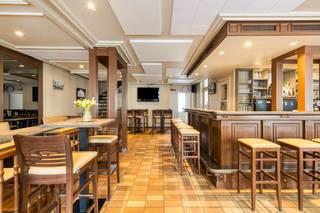 Dit ruime handelspand, momenteel ingericht als taverne, biedt tal van mogelijkheden voor wie op zoek is naar een nieuw project!De eigendom kan...