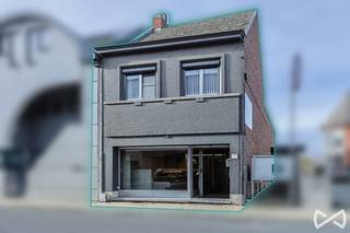 Op zoek naar een commercieel interessant pand met goede zichtbaarheid én woongelegenheid?

Dit voormalige slagerijpand in het hart van Zwalm biedt tal van mogelijkheden en is ideaal voor de kleine zelfstandige of vrije beroeper.
Een belangrijke troef is de toegankelijkheid langs twee straten: zowel via de Zuidlaan als de Decoenestraat is het perceel bereikbaar. Dit zorgt voor een vlotte bereikbaarheid voor klanten, leveringen en eventueel aparte privé- en handelsingang.

De bovengelegen woonst omvat:
een leefruimte met uitzicht op groen
een badkamer
twee slaapkamers
een vaste trap naar de zolderverdieping, die nog verder kan afgewerkt worden tot extra slaap- of werkruimtes

Dit pand is bijzonder geschikt voor:
-detailhandel of buurtwinkel
-vrije beroepen (zoals kinesist, therapeut, boekhouder, …)
-zelfstandigen die wonen en werken willen combineren

Voor meer informatie of een bezoek, contacteer Stefanie op het nummer 055/59 50 10