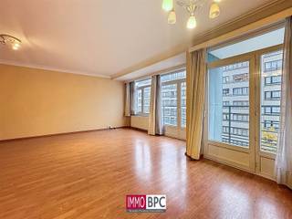 <p><span>Dit ruime en lichtrijke appartement van 99 m² biedt een comfortabele indeling met twee gezellige slaapkamers en een volledig uitgeruste badkamer – ideaal voor gezinnen, koppels of investeerders die op zoek zijn naar een praktische en aangename woonomgeving.</span></p><p><span>Bij binnenkomst leidt de ruime inkomhal met vestiaire u naar de verschillende leefruimtes. Het appartement onderscheidt zich meteen door de zeer grote en lichte woonkamer, afgewerkt met laminaatparket. Dankzij de brede raampartijen geniet u de hele dag door van een optimale lichtinval en heeft u directe toegang tot het terras.</span></p><p><span>De volledig ingerichte, functionele keuken is voorzien van moderne afwerkingen, praktische opbergruimte en een slimme indeling .</span></p><p><span>Via de afzonderlijke nachthal met extra kastruimte bereikt u het slaapgedeelte, volledig afgescheiden van de leefruimte voor extra rust en comfort. De twee goed geproportioneerde slaapkamers zijn praktisch ingericht, waarvan één met toegang tot het terras.<br />De badkamer is uitgerust met ligbad, wastafel en aansluiting voor een wasmachine.</span></p><p><span>Het appartement maakt deel uit van een goed onderhouden gebouw, gelegen in een rustige buurt van Koekelberg, met vlotte toegang tot winkels, scholen en openbaar vervoer.</span></p><p><span>Een ideale eigendom voor een eerste aankoop of als solide investering.<br />Dit lichtrijke appartement met zijn uitzonderlijk ruime leefruimte vormt een mooie opportuniteit in Koekelberg.</span></p><p><span> </span></p>