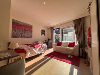 In de Blijde Inkomststraat, op wandelafstand van het station en nabij het stadscentrum, vind je deze unieke studio. De unit is gelegen op...