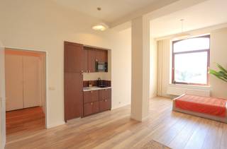 Welkom in het hart van Antwerpen! Deze toffe studio combineert hedendaagse afwerking met historische charme. Ze is ondergebracht in een voormalig pakhuis in neo-Vlaamserenaissance-stijl uit 1899 – een statig gebouw dat geschiedenis ademt.<br /><br />Binnenin werd de studio recent volledig gerenoveerd met oog voor detail en comfort. Dankzij het hoge plafond geniet je niet alleen van een aangenaam ruimtelijk gevoel, maar heb je ook de mogelijkheid om een hoogslaper te plaatsen – ideaal om de leefruimte maximaal te benutten. Vanuit de leefruimte kijk je uit op de Schelde – een uitzicht dat elke ochtend en avond een tikkeltje magisch maakt.<br /><br />De ligging? Onklopbaar. Op enkele stappen wandel je naar de zonsondergang aan de kaaien, de shops op de Meir, of een gezellige aperitief op de Groenplaats. En met de voetgangerstunnel vlak voor de deur sta je zó op Linkeroever.<br /><br />Of je nu op zoek bent naar je eerste thuis, een slimme investering of een stijlvol pied-à-terre in het centrum van de stad: deze studio verovert meteen je hart.<br /><br /><strong>Extra</strong><br />De maandelijkse kosten bedragen 250euro per maand. Dit is inclusief waterverbruik, verwarming, onderhoud lift, syndicus, elektriciteit in de gang.<br /><br />(woongebied, vergunning, geen verkavelingsvergunning, voorkooprecht, geen rechterlijke herstelmaatregel)<br /><br /><br /> 