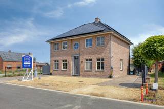 <strong>Gezinswoning met 3 slaapkamers en met zwembad te koop in Klein-Vorst (Laakdal)</strong><br /><br />In de Oranjestraat, gelegen in het centrum van Klein-Vorst, vinden we deze leuke gezinswoning. De centrale ligging biedt heel wat voordelen: een supermarkt, een lagere school, horeca en openbaar vervoer bevinden zich op wandel- en fietsafstand. Er is een vlotte verbinding naar omliggende gemeenten zoals Tessenderlo-Ham, Meerhout en Geel met meer winkels, scholen en horeca. De op- en afrit van de E313 bevindt zich op slechts enkele minuutjes rijden.<br /><br />We betreden de woning via de inkomhal met een apart gastentoilet. Vanuit de inkomhal komen we binnen in de ruime leefruimte (45,57m²) met zicht op de tuin. Naast de leefruimte bevindt zich de keuken (24m²). De keuken werd enkele jaren geleden vernieuwd in een modern-landelijke stijl en is uitgerust met een kookvuur met dampkap, een oven, een microgolf, een vaatwasser en een koelkast. Achter de keuken is een handige berging voorzien van ingemaakte kasten.<br /><br />Vooraan in de woning is er een bureauruimte (11,70m²), ideaal voor thuiswerk of als vierde slaapkamer.<br /><br />Op de eerste verdieping bevinden zich drie ruime slaapkamers (17,72m², 17,80m² en 12m²) en een aparte dressing (6,10m²). Verder situeert zich hier ook de badkamer (17,10m²), voorzien van een ligbad, een douche en een dubbele lavabo, en een apart toilet.<br /><br />De woning is volledig onderkelderd (99,56m²) en biedt zo nog heel wat stockageruimte.<br /><br />De tuin werd volledig aangelegd, met een zwembad (4m x 10m), waardoor het hier heerlijk vertoeven is.<br /><br />De centrale verwarming gebeurt via radiatoren op aardgas (condenserende ketel). De ramen zijn voorzien van HR-beglazing (PVC) en de zoldervloer is geïsoleerd. Verder zijn er 35 zonnepanelen aanwezig met een totaal vermogen van 8.225 Wp. De berekende energiescore bedraagt 170 kWh/m²jaar wat resulteert in een energielabel B.<br /><br />Spreekt deze leuke gezinswoning met zwembad jullie aan? Contacteer ons via info@bosmanvastgoed.be voor meer info of een bezoek ter plaatse. Wij helpen jullie graag verder!