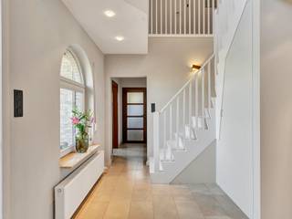 <p>Op toplocatie in een rustige doodlopende straat, met een prachtig zicht vooraan op de velden, vindt U deze uitstekend onderhouden gezinswoning. </p><p><br />Vlakbij De Brielmeersen en de Leie, op fietsafstand van het centrum en dus met een vlotte verbinding naar de E17 en het openbaar vervoer, geniet u hier van een ideale combinatie van rust en bereikbaarheid.</p><p></p><p>Via de imposante inkomhal bereikt u de lichtrijke leefruimte met gezellige zit- en eethoek, waar de recente inbouwgashaard de sfeervolle blikvanger vormt. Aansluitend bevinden zich de open, volledig ingerichte keuken met eetplaats, een praktische wasberging met toegang tot de garage, een bureauruimte, gastentoilet, een ruime slaapkamer en een badkamer met ligbad, douche en dubbele wastafel.</p><p></p><p>Op de verdieping bevinden zich drie ruime slaapkamers met ingebouwde kasten en airconditioning, een tweede badkamer met douche, toilet en lavabo. Tot slot is er nog een aparte dressing met berging en een ruime zolder.</p><p></p><p>De zuidgerichte tuin nodigt uit om er heerlijk te ontspannen. </p><p>Deze mooie villa is verder uitgerust met zonnepanelen, een laadpaal en een gunstig EPC-label B.</p><p></p><p>Kortom, een instapklare woning, - vrij bij akte-,  waar ruimte, comfort en energiezuinigheid perfect samengaan!</p><p></p><p>De vermelde prijs betreft een richtprijs. De eigenaar-verkoper behoudt zich steeds het recht voor om een uitgebracht bod al dan niet te aanvaarden.</p><p> </p>