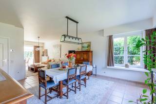 Deze knappe open bebouwing is gelegen op een <strong>prachtige locatie</strong> in Temse, waar u geniet van een rustige en groene omgeving, terwijl alle dagelijkse voorzieningen zich op korte afstand bevinden.<br /><br />Via de enorm charmante inkomhal betreedt u de woning, die u verwelkomt in een <strong>aangename en lichtrijke woonkamer</strong> met aansluitende <strong>veranda</strong>. Deze extra leefruimte vormt de ideale plek om het hele jaar door te genieten van het <strong>prachtige uitzicht</strong> op het omliggende groen. De geïnstalleerde <strong>keuken </strong>is praktisch ingericht en meteen gebruiksklaar.<br /><strong>Op het gelijkvloers</strong> bevinden zich verder <strong>twee volwaardige slaapkamers</strong>, een verzorgde <strong>badkamer</strong>, een apart gastentoilet en een<strong> ruime garage</strong> met aansluitende wasplaats en technische ruimte.<br /><br />Een absolute meerwaarde van deze woning is de <strong>eerste verdieping</strong>. Deze werd reeds volledig voorbereid en biedt tal van mogelijkheden om volledig naar eigen wens ingericht te worden. Dankzij de royale oppervlakte <strong>kunnen</strong> <strong>hier zonder moeite nog vier extra slaapkamers </strong>worden gecreëerd<strong>, </strong>al leent deze verdieping zich evengoed tot een <strong>combinatie van een hobbyruimte, bureel, speelkamer of extra leefruimte</strong>. Ideaal voor wie op zoek is naar een woning die moeiteloos kan meegroeien met de noden van vandaag én morgen.<br /><br />Ook <strong>buiten is het aangenaam vertoeven</strong>. De onderhoudsvriendelijke tuin is niet groot doch geniet u van <strong>volledige privac</strong>y en kijkt u op een groene long. <br /><br /><strong>Belangrijk om te weten</strong> is dat er een eventuele mogelijkheid bestaat om nog een stukje grond achteraan bij te kopen. Wij lichten u dit graag toe.<br /><br />Wenst u een bezoek in te plannen voor deze prachtige woning? Bel voor info of een vrijblijvend bezoek naar 03 502 98 74 of mail naar kristof@claves.be.