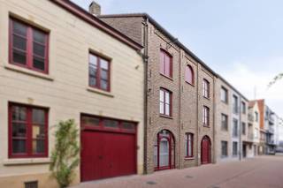 Ontdek deze charmante en energiezuinige stadswoning met 4 slaapkamers op een absolute toplocatie in het centrum van Maaseik. Hier geniet je van het beste van twee werelden: het gemak van leven in de stad op wandelafstand van alle nodige voorzieningen én de rust van een kindvriendelijke, gezellige buurt. Een perfecte mix van levendigheid en sereniteit. De woning biedt bovendien heel wat potentieel: de zolderruimte van 60 m² kan volledig worden omgevormd tot een extra slaapkamer, hobbykamer of bureau — helemaal volgens jouw wensen en noden.Extra troeven die het woongemak compleet maken?• Een aparte garage, zodat je altijd zorgeloos kan parkeren• Een aangename zonnige tuin met aangelegd terras waar je heerlijk tot rust komt na een drukke dagBen jij op zoek naar een perfecte combinatie van levendigheid, comfort en uitbreidingsmogelijkheden? Dan is deze stadswoning beslist een bezoek waard! Neem vandaag nog contact op voor meer informatie of een vrijblijvende bezichtiging.De algemene voorwaarden van Dewaele DIY kunt u steeds raadplegen via dewaele.com.