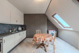 2-slaapkamer dakappartement te koop gelegen op de vierde verdieping langs de Stationsstraat te centrum Gistel. Vlakbij winkels, openbaar vervoer...